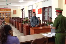 Cơ quan Cảnh sát điều tra tống đạt các quyết định đến bị can Khổng Văn Quý. (Ảnh: Báo Lâm Đồng)