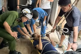 Nạn nhân được cứu. (Ảnh: TTXVN phát)