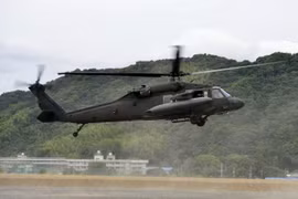 Máy bay trực thăng UH-60 của quân đội Mỹ tại đảo Okinawa, Nhật Bản. Ảnh: Kyodo/TTXVN)