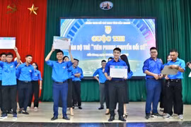 Cán bộ Đoàn tỉnh Bắc Giang tham gia phần thi kiến thức về chuyển đổi số. (Ảnh: Đồng Thúy/TTXVN)