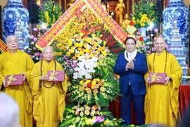 Thủ tướng Phạm Minh Chính chúc mừng các chư Tôn giáo phẩm Giáo hội Phật giáo Việt Nam nhân dịp Đại lễ Phật đản 2024. (Ảnh: Dương Giang/TTXVN)