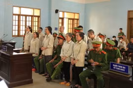 10 bị cáo bị tuyên phạt về tội hoạt động nhằm lật đổ chính quyền nhân dân. (Ảnh: Quang Thái- TTXVN)