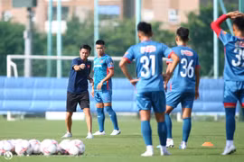 HLV Hoàng Anh Tuấn và các học trò sẽ có 2 ngày tập luyện tại Hà Nội trước khi di chuyển sang Qatar tập huấn và thi đấu giao hữu trước thềm VCK U23 châu Á 2024. (Nguồn: VFF)