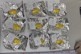 9 miếng vàng có trọng lượng hơn 1,1kg, trị giá khoảng 2,1 tỷ đồng bị lực lượng chức năng bắt giữ tại cửa khẩu quốc tế Lao Bảo. (Ảnh: TTXVN phát)