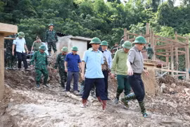 Phó Thủ tướng Trần Lưu Quang cùng đoàn công tác kiểm tra công tác khắc phục hậu quả lũ quét tại bản Lĩnh, xã Mường Pồn, huyện Điện Biên, tỉnh Điện Biên. (Ảnh: Trung Kiên/TTXVN)