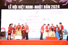Lãnh đạo thành phố Đà Nẵng, Đại sứ đặc mệnh toàn quyền Nhật Bản tại Việt Nam cùng các đại biểu đã thực hiện nghi thức đập rượu hữu nghị khai mạc lễ hội. (Ảnh: Trần Lê Lâm/TTXVN)