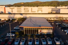 Ôtô điện tại nhà máy của Công ty Tesla tại Fremont, California, Mỹ. (Ảnh: AFP/TTXVN)