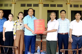 Thăm hỏi, tặng quà gia đình chính sách, người có công là việc làm thường xuyên của lãnh đạo các cấp, ngành, địa phương vào những dịp lễ, Tết. (Ảnh: Cổng thông tin điện tử tỉnh Vĩnh Phúc)