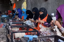 Phụ nữ Afghanistan làm việc tại một xưởng may ở tỉnh Herat ngày 7/8/2023. (Ảnh: AFP/TTXVN)