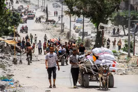 Người dân Palestine sơ tán từ Jabalia, miền Bắc Dải Gaza tới thành phố Gaza ngày 24/5/2024. Ảnh: THX/TTXVN