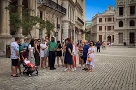 Khách du lịch Nga tham quan thủ đô La Habana, Cuba. (Ảnh: AFP/TTXVN)