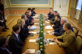 Tổng thống Ukraine Volodymyr Zelenskyy (thứ 3, phải), Ngoại trưởng Mỹ Antony Blinken (thứ 4, trái) và Ngoại trưởng Anh David Lammy (thứ 5, trái) tại cuộc họp ở Kiev ngày 11/9/2024. (Ảnh: AA/TTXVN)