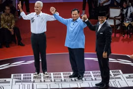  Các ứng viên tranh cử Tổng thống Indonesia: Bộ trưởng Quốc phòng Prabowo Subianto (giữa), cựu Thống đốc Jakarta Anies Baswedan (phải) và cựu Thống đốc Trung Java Ganjar Pranowo trong cuộc tranh luận trực tiếp tại Jakarta, ngày 12/12/2023. (Ảnh: AFP/TTXVN)