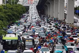 Hà Nội: Các phương tiện kẹt cứng sáng đầu ngày do mưa lớn