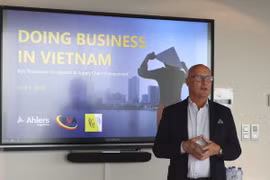 Ông Roger Chantillon, CEO Công ty Ahlers Logistics, giới thiệu về cơ hội kinh doanh tại Việt Nam. (Ảnh: Hương Giang/TTXVN)