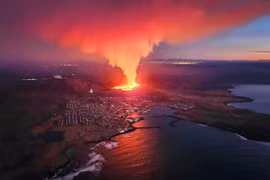 Tro bụi và dung nham phun trào từ miệng núi lửa ở Grindavik, Iceland, ngày 14/1/2024. (Ảnh: AFP/TTXVN)