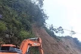 Hà Giang: Xe ôtô bán tải bị mưa lũ vùi lấp trong bùn đất