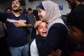 Nỗi đau của thân nhân các nạn nhân thiệt mạng sau các vụ không kích của Israel xuống Dải Gaza ngày 1/4/2024. (Ảnh: THX/TTXVN)