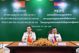 Chuẩn Đô đốc Nguyễn Hữu Thoan (bên trái) và Phó Đô đốc Mey Dina đồng chủ trì hội nghị rút kinh nghiệm tuần tra chung lần thứ 33. (Ảnh: Hoàng Minh/TTXVN)