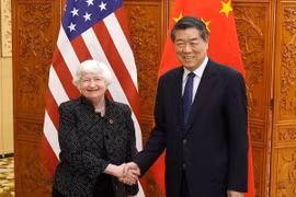 Phó Thủ tướng Trung Quốc Hà Lập Phong (phải) trong cuộc gặp Bộ trưởng Tài chính Mỹ Janet Yellen tại Quảng Châu, tỉnh Quảng Đông, ngày 5/4/2024. (Ảnh: Kyodo/TTXVN)