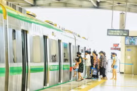 Hành khách đi tàu điện Cát Linh-Hà Đông. (Ảnh: Tuấn Anh/TTXVN)