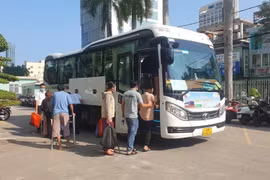 Chuyến xe đưa bệnh nhân về quê đón Tết. (Ảnh: Văn Dũng/TTXVN)