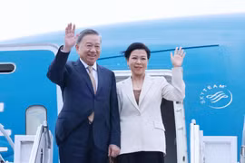 Tổng Bí thư, Chủ tịch nước Tô Lâm và Phu nhân tại sân bay quốc tế John F. Kennedy ở thành phố New York. (Ảnh: Lâm Khánh/TTXVN)