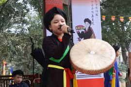 Liền chị "nhí" duyên dáng trong bộ áo tứ thân biểu diễn Dân ca Quan họ Bắc Ninh tại Hội Lim, huyện Tiên Du. (Ảnh: Thanh Thương/TTXVN)