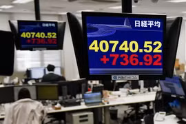 Màn hình hiển thị chỉ số chứng khoán Nikkei 225 tại Tokyo, Nhật Bản ngày 21/3/2024. (Ảnh: Kyodo/TTXVN)