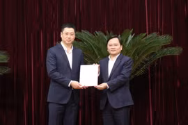 Bí thư Tỉnh ủy Bắc Ninh Nguyễn Anh Tuấn (phải) trao Quyết định của Ban Chấp hành Trung ương Đảng, Ban Bí thư cho ông Trần Huy Phương. (Ảnh: Thái Hùng/TTXVN)