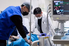 Nhân viên y tế điều trị cho bệnh nhân tại một bệnh viện ở Seongnam, Hàn Quốc ngày 4/3/2024. (Ảnh: Yonhap/TTXVN)