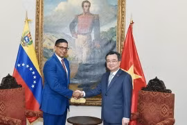 Bộ trưởng Bộ Xây dựng Nguyễn Thanh Nghị (phải) và Bộ trưởng Dân cư và Nhà ở Venezuela Ildemaro Villarroel. (Ảnh: TTXVN phát)