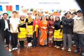 Cô giáo Nguyễn Thụy Thiên Hương (thứ tư từ bên phải) chụp ảnh kỷ niệm cùng sinh viên. (Ảnh: Hằng Linh/TTXVN)