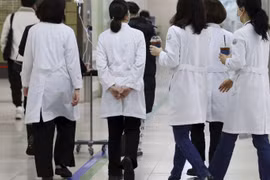 Nhân viên y tế tại một bệnh viện đa khoa ở Gwangju, Hàn Quốc. (Ảnh: AP)