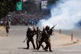 Cảnh sát đụng độ với người biểu tình phản đối Dự luật Tài chính 2024 ở Nairobi, ngày 25/6. (Nguồn: Reuters)