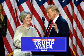 Bà Susie Wiles có mặt cùng Tổng thống Donald Trump trên sân khấu khi ông tái đắc cử. (Ảnh: The Times)