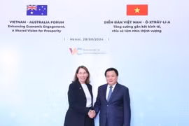 Chủ tịch Thượng viện Australia Sue Lines và GS.TS Nguyễn Xuân Thắng, Ủy viên Bộ Chính trị, Giám đốc Học viện Chính trị quốc gia Hồ Chí Minh, Chủ tịch Hội đồng Lý luận Trung ương dự Diễn đàn. (Ảnh: Văn Điệp/TTXVN)
