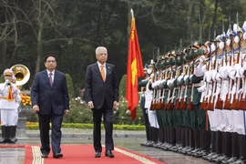 Thủ tướng Phạm Minh Chính và Thủ tướng Malaysia Dato’ Sri Ismail Sabri bin Yaakob duyệt đội danh dự Quân đội nhân dân Việt Nam. (Ảnh: Dương Giang/TTXVN)