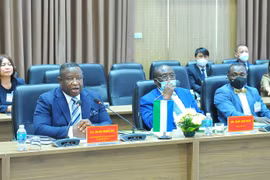 Tổng thống Julius Maada Bio phát biểu tại buổi lễ. (Ảnh: Minh Đức/TTXVN)