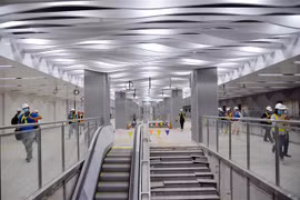 Lối xuống tầng B2 nhà ga Ba Son đang được hoàn thiện. (Ảnh: Tiến Lực/TTXVN)