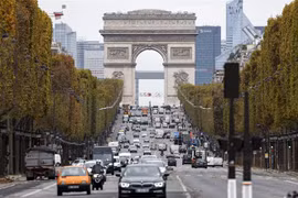Các phương tiện di chuyển tại đại lộ Champs-Elysee ở Paris, Pháp. (Ảnh minh họa: AFP/ TTXVN)