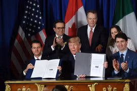 Tổng thống Mexico Enrique Peña Nieto (trái), Tổng thống Mỹ Donald Trump (giữa) và Thủ tướng Canada Justin Trudeau (phải) sau lễ ký USMCA ở Buenos Aires, Argentina, ngày 30/11/2018. (Nguồn: AFP/TTXVN)