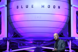 Tỷ phú Jeff Bezos tại lễ ra mắt tàu Blue Origin. (Nguồn: Getty Images)