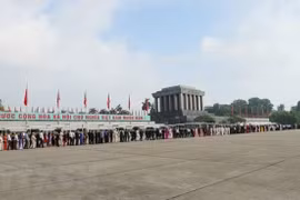 Nhân dân vào lăng viếng Bác. (Nguồn: TTXVN)