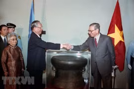 Nhân dịp tham dự Lễ kỷ niệm 50 năm Ngày thành lập Liên hợp quốc (1945-1995), chiều 25/10/1995, tại Trụ sở Liên hợp quốc ở New York (Hoa Kỳ), Chủ tịch nước Lê Đức Anh trao tặng phiên bản trống đồng Ngọc Lũ cho Tổng thư ký Liên hợp quốc Boutros B. Ghali. (Ả