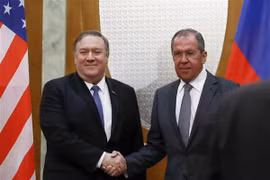 Ngoại trưởng Nga Sergei Lavrov (phải) trong cuộc gặp Ngoại trưởng Mỹ Mike Pompei tại Sochi (Nga) ngày 14/5. (Nguồn: AFP/TTXVN)