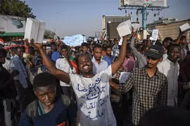 Người biểu tình Sudan phản đối chính quyền do Hội đồng quân sự chuyển tiếp điều hành, bên ngoài tổng hành dinh quân đội tại thủ đô Khartoum. (Nguồn: AFP/TTXVN)