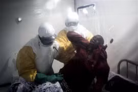 Nhân viên y tế hỗ trợ người nhiễm Ebola tại Trung tâm chăm sóc y tế khẩn cấp ở Beni, CHDC Congo. (Nguồn: AFP/TTXVN)