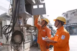 Đo chỉ số côngtơ điện. (Nguồn: TTXVN)