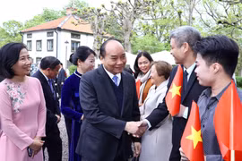 Thủ tướng Nguyễn Xuân Phúc với cán bộ, nhân viên Đại sứ quán và đại diện cộng đồng người Việt Nam tại Thụy Điển. (Ảnh: Thống Nhất/TTXVN)